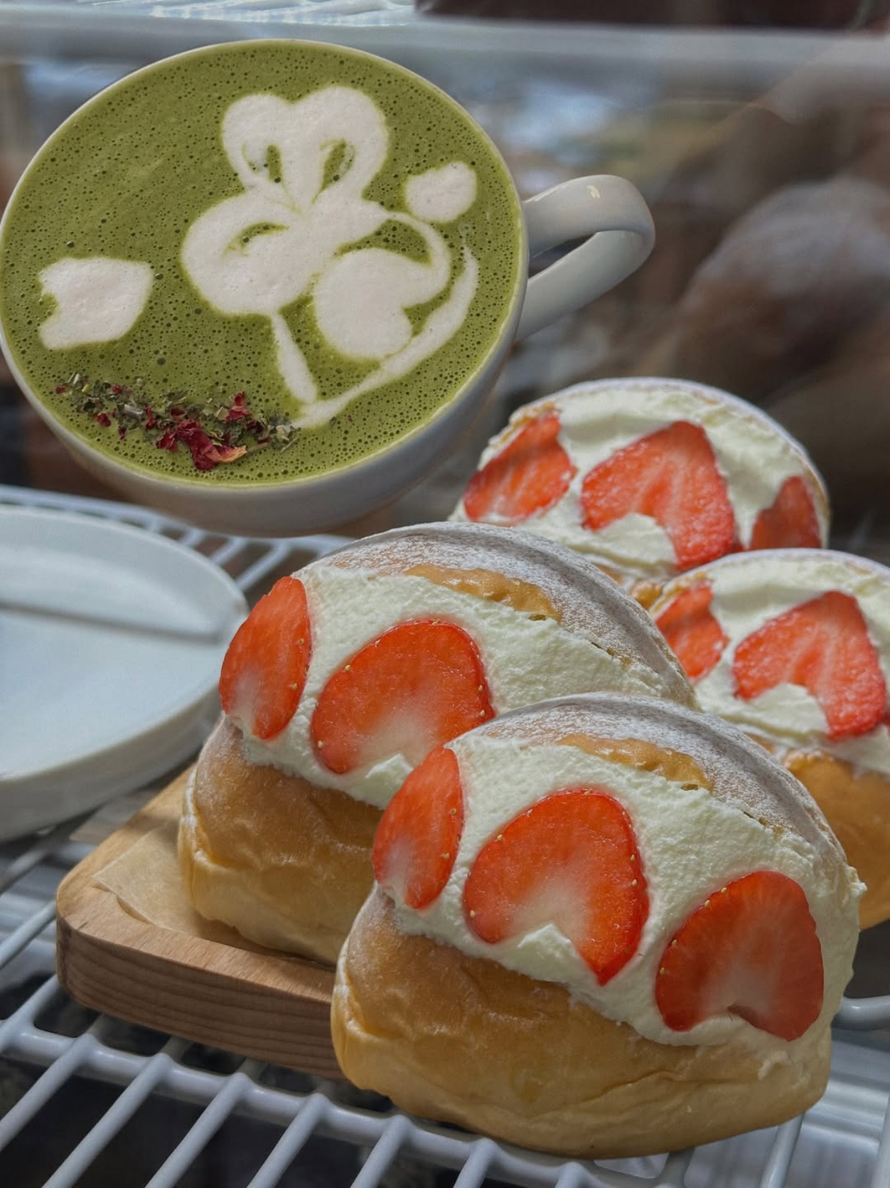 Erdbeer-Brioche & Matcha